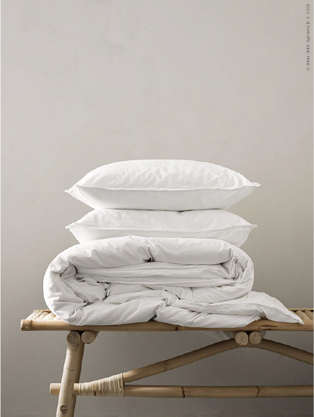 Roupas de cama e travesseiros organizados para hotel