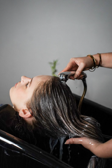 Lavagem de cabelo em salão de beleza